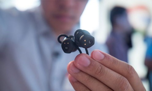 Đôi tai nghe Google 159 USD có thể dịch 40 thứ tiếng